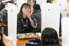 어색한 칸막이 급식실