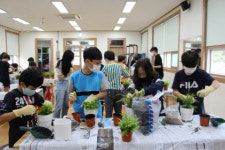 경산 계당초, 꽃으로 통해요…사제동행 원예활동