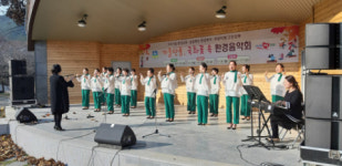 경북도 환경연수원 에코그린합창단, 구미 금오산에서 국화꽃 환경음악회 열어 호응