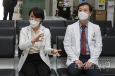 백신 접종 소감 밝히는 대구 한솔요양병원 부부 의사