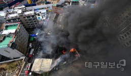 대구 자전거공장 화재진압하는 소방대원들
