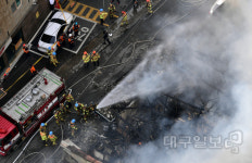 대구 자전거공장 화재진압하는 소방대원들