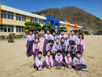 청도 유천초 전교생, 일주일에 한번 생활한복 입어