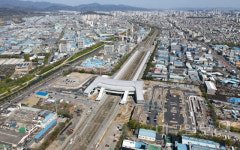 6월 준공을 앞둔 서대구KTX역.