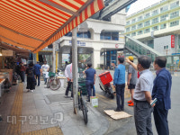 대구도시철도 3호선 서문시장역 에스컬레이터 방향두고 인근 상가 줄다리기
