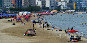 피서객들로 북적이는 영일대 해수욕장
