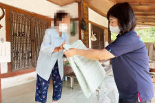 청송군치매안심센터, 지역 저소득 독거어르신 대상 여름 이불세트 지원
