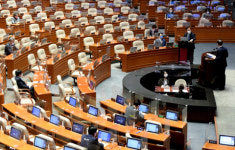 여야, 문 정부 경제정책 두고 ‘불꽃 공방’