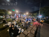 오후 10시, 술집 문닫자 공원·광장으로 모이는 ‘주당’들