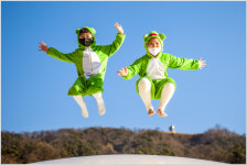 경칩 앞두고 칠곡보 사계절 썰매장에 개구리 커플 등장