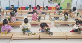 영천초교병설유치원 원아들…꽃바구니 만들기로 봄 향기 체험