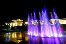 오색형광 빛의 멋진 야경…성주역사테마공원 바닥분수 눈길