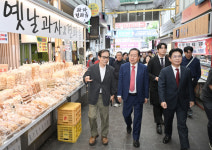 홍준표 대구시장, 관문상가시장 방문…“추석맞이 장보기, 전통시장에서”