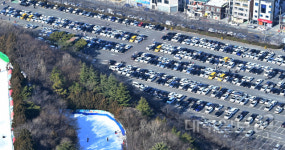 이월드 놀이공원 찾아 휴일 즐기는 나들이객