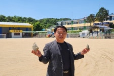 중동초 교사가 학교 텃밭에서 구석기시대 추정 유물 발견