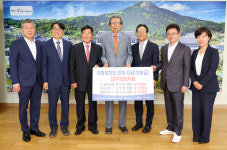 대구경영자회 회장단 백서재 대영전자·현수환 동원약품·김영만 우성철강 3명 회장 저출생극복 성금 6천만 원 기부