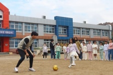 김천상무, 올해 마지막 축구교실 학교로 개령초 방문