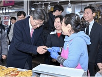 정장수 대구시 경제부시장, 신매시장서 상인 및 시민 격려