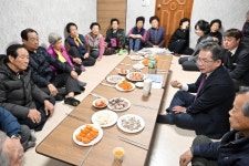 김진열 군위군수, 읍면 공감대화 이어 무릎 대화로 군민속으로 한걸음 더