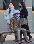 대구 약전골목, 한파에 방한용품 착용한 조형물 등장