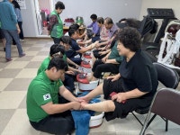 [현장 속으로] 이 발이 참 고생 많으셨네요… 군위 직장·공장 새마을협의회, 족욕 봉사로 마을에 번진 미소