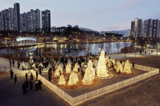 [포토] 아이에스동서, 경산시 중산지구 펜타힐즈W 크리스마스트리 점등…내년 상반기 분양