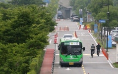 한강공원에 버스가 다니네 
