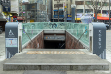 종로3가역 8번 출구, K-주얼리 얼굴로 재탄생···이색 조형물 눈길