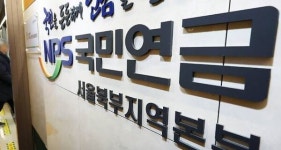 27조 넘는 기초연금 예산, 재정 위기 경고음... 보편지급 vs 저소득집중 갈림길