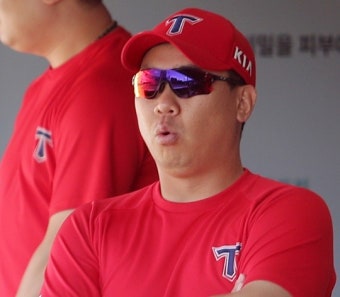 [김근한의 골든크로스] ‘친구와 뜨거운 포옹’ 이범호 “KS 끝내고 울어야죠.”