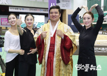 [M+포토] 인기폭발 이주용...여성팬들과 기념촬영!