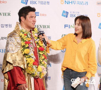 [M+포토] '한라장사' 이주용...김보경 아나운서와 싱글벙글 인터뷰!