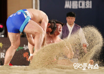 [M+포토] 오금당기기 이주용...보은 단오씨름 한라장사 등극!