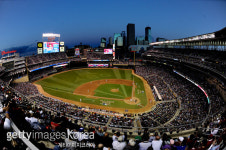 [이현우의 MLB+] MLB 팀들은 구장 명명권으로 얼마나 벌까?