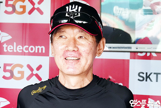 KT 위즈 감독 이강철, 좋은 기운 올라와…와일드카드 결정전에 자신감 드러내