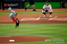 [MLB gif] 美 체조 여제의 공중제비 시구에 MLB도 깜짝