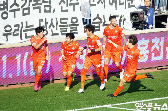 [엠스플 축구] 강원, 정규시즌엔 '돌풍' 이적 시장에선 '태풍'