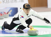 [M+포토] 서울컬링클럽 박성욱, 가즈아! 하우스로~