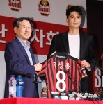 [M+포토] 기성용, 엄태진 사장과 함께