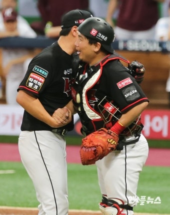 [M+포토] 김재윤, '극적으로 10세이브 달성'