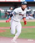 [M+포토] 박정현, '프로 데뷔 첫 홈런'