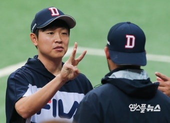 [M+포토] 정수빈, '페르난데스 이거 몇 개?'