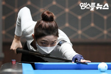 [M+포토] 코리아당구GP 포켓볼은 낮은 자세에서 권보미