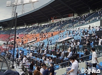 '텅 빈' 잠실 외야 광고판의 경고···
