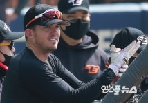 [M+포토] 한화 힐리, 팀 분위기 메이커