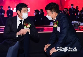 [M+포토] 민경삼 대표와 이야기 나누는 정용진 구단주