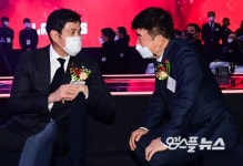 [M+포토] 민경삼 대표와 이야기 나누는 정용진 구단주