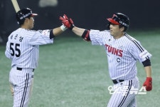 [M+포토] 김현수, 좌중간 펜스 넘어가는 솔로포