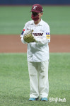 [M+현장] 국가유공자 김현수 옹의 힘차고 멋진 시구!