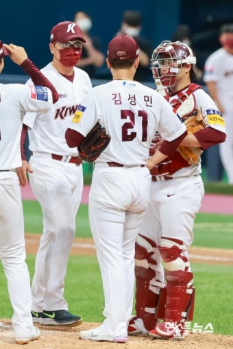 [M+포토] 9회 직접 마운드 오른 홍원기 감독